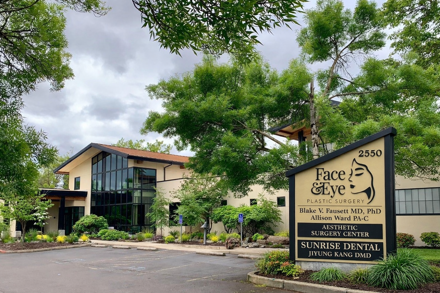 Face and Eye Sign and Building (1)